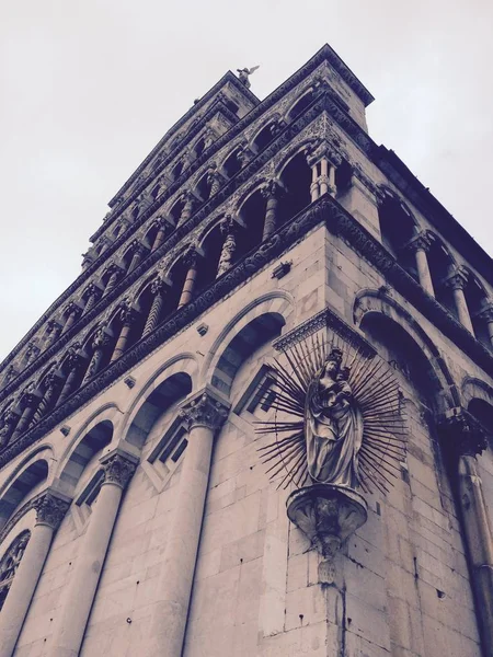 Beeldje van de Madonna op de gevel van de kathedraal van San Michele in Foro in Lucca — Stockfoto