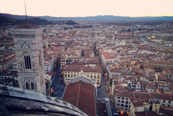 Giotto's bell tower en daken van de huizen van Florence — Stockfoto
