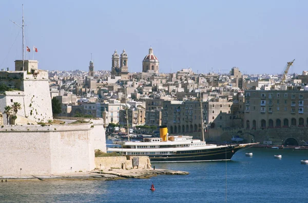 Statek w porcie Valletty, stolicy Malty — Zdjęcie stockowe