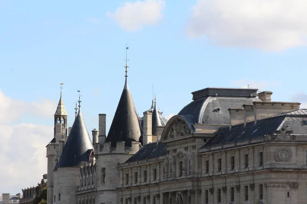 Les toits du château médiéval sur la digue de la Seine à Paris — Photo
