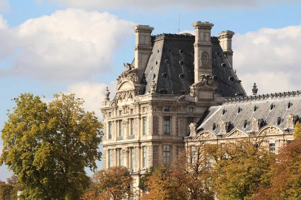 Sonbahar güneşli günü Paris'te Louvre müzesinde çatılar görünümünü — Stok fotoğraf