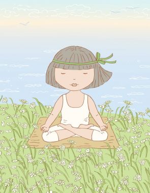 Yüksek bir sahil üzerinde yoga yaparken küçük kız