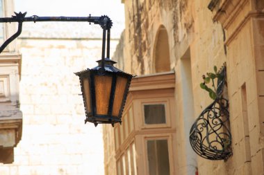 Pitoresk cephesi ile fener eski müstahkem şehrin Mdina, Malta içinde. Malta mimarisi