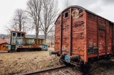 Eski tren istasyonunda terk edilmiş tren