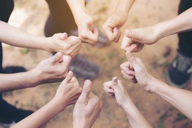 Takım iş kavramı: Grup çeşitli eller birlikte yumruk kadar 