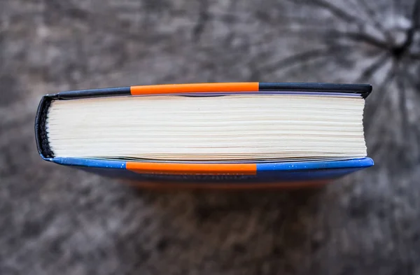 Верхний вид закрытой книги на деревянной доске — стоковое фото