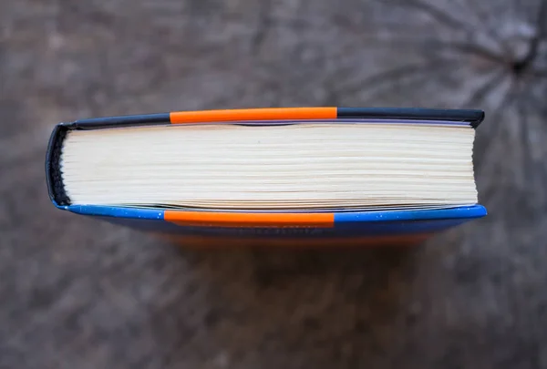 Верхний вид закрытой книги на деревянной доске — стоковое фото