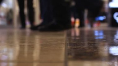 İnsanlar alışveriş merkezinde yürüyen yakın çekim ayak