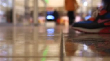 Zaman atlamalı. İnsanlar alışveriş merkezinde yürüyen yakın çekim ayak