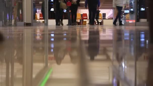 Time-lapse. Close-up voeten lopen mensen in het winkelcentrum — Stockvideo