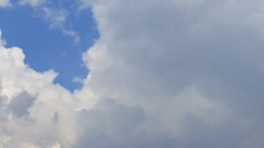 Zaman atlamalı beyaz, gri, mavi, fırtına bulutları üzerinde arka plan mavi gökyüzü