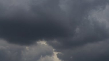 Zaman atlamalı beyaz, gri, mavi, fırtına bulutları üzerinde arka plan mavi gökyüzü