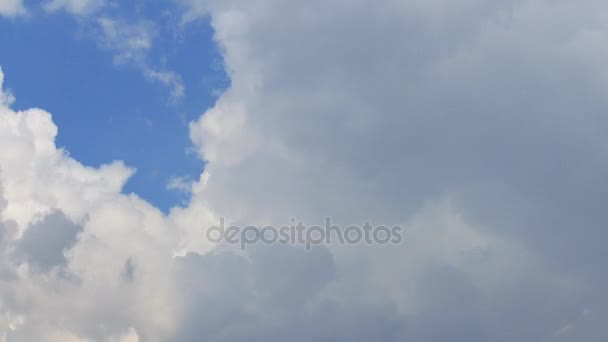 Время: белые, серые, синие, грозовые облака на фоне голубого неба — стоковое видео