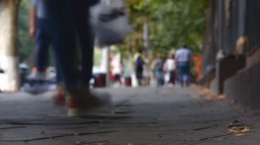 İnsanlar, arabalar sokak, alt tarafında kalabalık. Alt görünümü. Zaman atlamalı