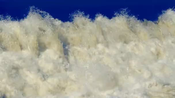 Ruscello bianco Acqua che cade scoppiando su uno sfondo blu. Contesto ecologico — Video Stock
