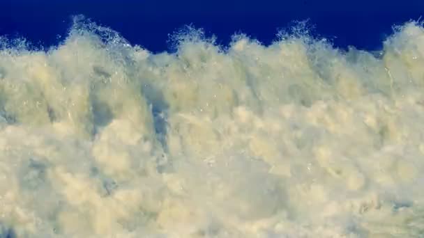 Bílý proud vody klesá dolů prasknutí na modrém pozadí. Ekologie pozadí — Stock video
