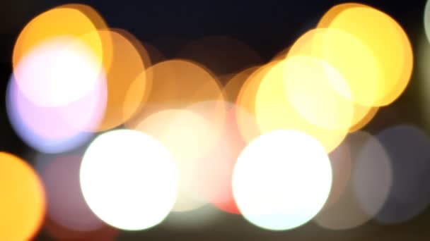Karayolu trafik akşam saatinde defocused. Büyük ufuk küçük ışıkları — Stok video