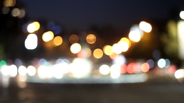 Tráfico desenfocado por carretera durante la hora punta de la tarde. Las pequeñas luces desenfocadas se vuelven grandes — Vídeo de stock