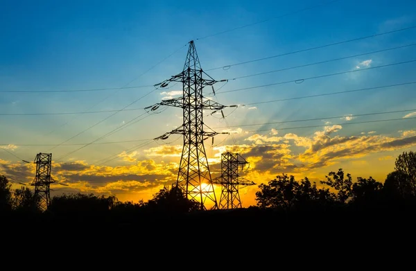 La silhouette du pylône de transmission d'électricité du soir Image En Vente