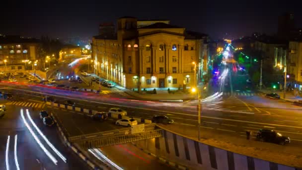 Waktu kehilangan lalu lintas kota dengan gambar kabur bergerak. Yerevan di malam hari . — Stok Video