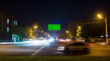 Bir pano ile uzun pozlama ile şehir trafik bir arka plan üzerinde yeşil bir ekran. Zaman atlamalı.