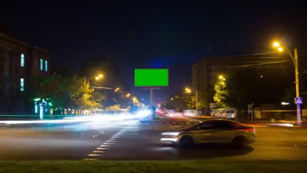 Um cartaz com uma tela verde em um fundo de tráfego da cidade com longa exposição. Tempo de Caducidade . — Vídeo de Stock
