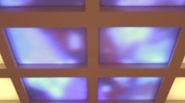 Dalgalar camlı kare duvara farklı renkteki hareket. İçinde Plaque