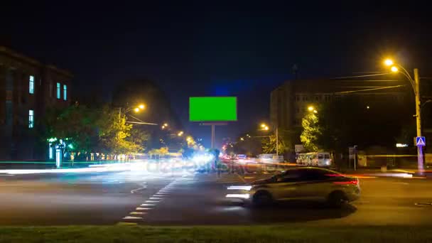 Билборд с зеленым экраном на фоне городского движения с длительной экспозицией. Время покажет . — стоковое видео