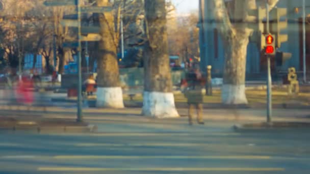 Blurred people crosses the street, blurred cars. Time Lapse video — Stock Video