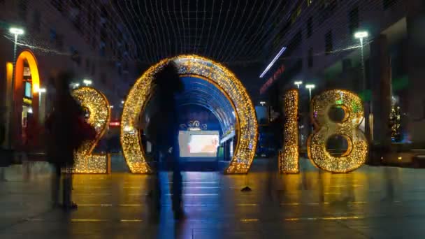 Tempo de pessoas na véspera do Natal em um fundo de decoração com sinal de lâmpadas 2018 — Vídeo de Stock