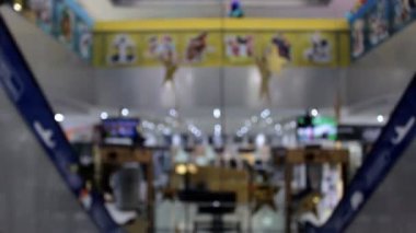 Ufuk alışveriş merkezi farklı süslemeler ve yürüyen insanlarla. Kamera iner
