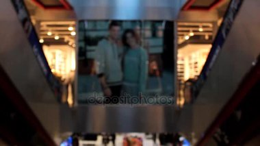 Ufuk alışveriş merkezi farklı süslemeler ve yürüyen insanlarla. Kamera kadar gider