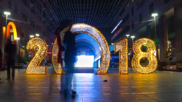 Tempo de pessoas na véspera do Natal em um fundo de decoração com sinal de lâmpadas 2018 — Vídeo de Stock