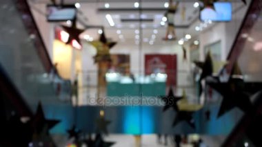 Ufuk alışveriş merkezi farklı süslemeler ve yürüyen insanlarla. Kamera iner