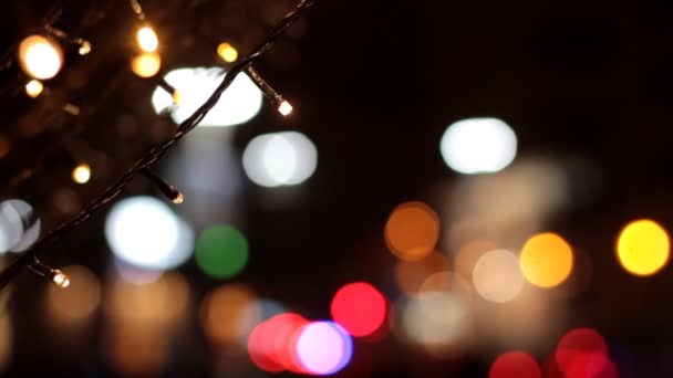 Κοντινό πλάνο της γιρλάντα lightbulbs. Εφέ θολά φώτα. Διακόσμηση για τα Χριστούγεννα και το νέο έτος — Αρχείο Βίντεο