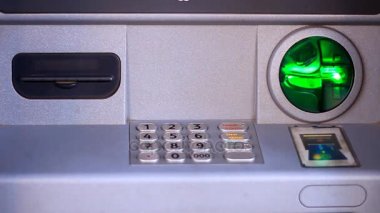 ATM ile kredi kartı ekleme ve para çekme aygıt, bir klavye için bir parola ve onay çekilmesi için bir cihaz ile. Arka plan