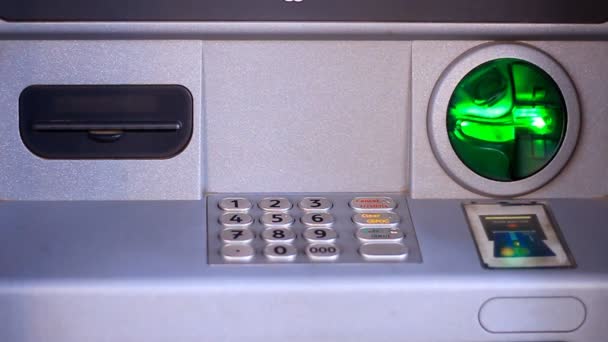 Банкомат с устройствами ввода и вывода кредитных карт, с устройством для снятия чека и с клавиатурой для ввода пароля. Фон — стоковое видео