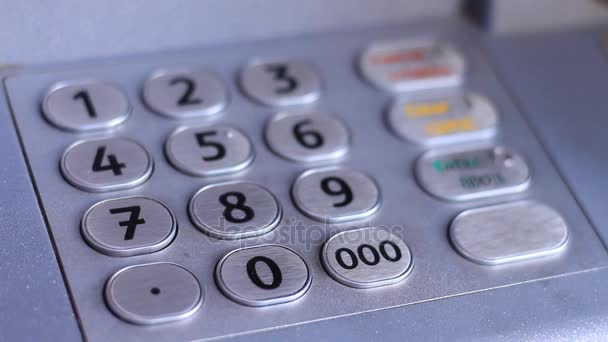 Man wählt den Code von Hand auf der Tastatur des Geldautomaten. Nahaufnahme — Stockvideo