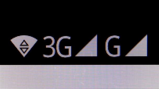 WiFi, 3g a G ikony na obrazovce telefonu. Makro Video, kde jsou vidět pixely obrazovky — Stock video