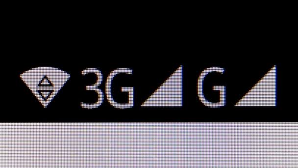 WIFI, 3G y G iconos en la pantalla del teléfono. VIDEO MACRO donde los píxeles de la pantalla son visibles — Vídeos de Stock