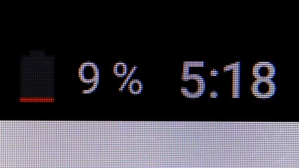 時計表示付きスマート フォン バッテリー残量表示。画面のピクセルが表示されるマクロ動画 — ストック動画