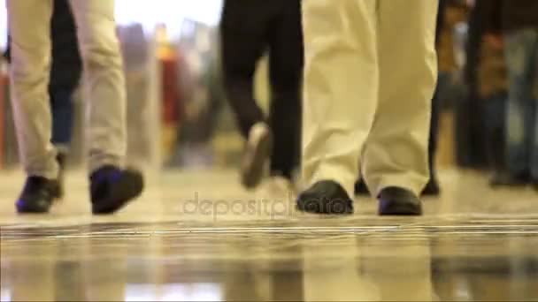 Vídeo de lapso de tiempo. Pies de gente caminando en el centro comercial — Vídeos de Stock