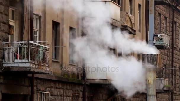Šedá komín s bílý kouř na pozadí budovy s balkony a okna. Časosběrné video — Stock video
