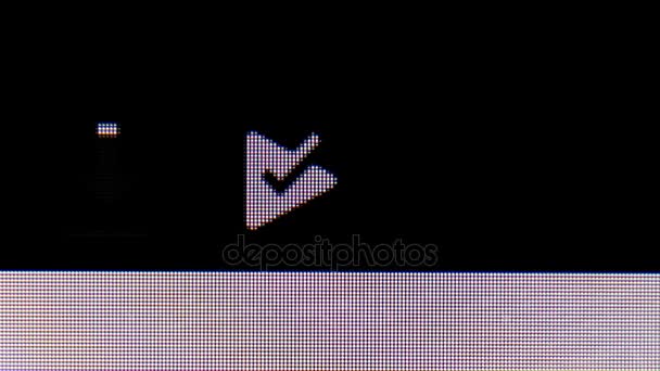 スマート フォンの画面上のアイコンをダウンロードしてください。画面のピクセルが表示されるマクロ動画 — ストック動画