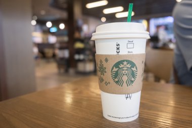 Kuala Lumpur, Malezya - 4 Eylül, 2016 - 16 Mayıs: Dış görünümünü bir Starbucks mağaza