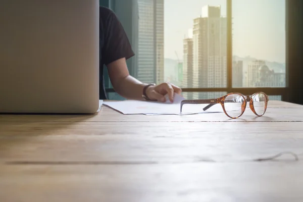 Joven mujer de negocios que trabaja con ordenador portátil en escritorio de madera — Foto de Stock