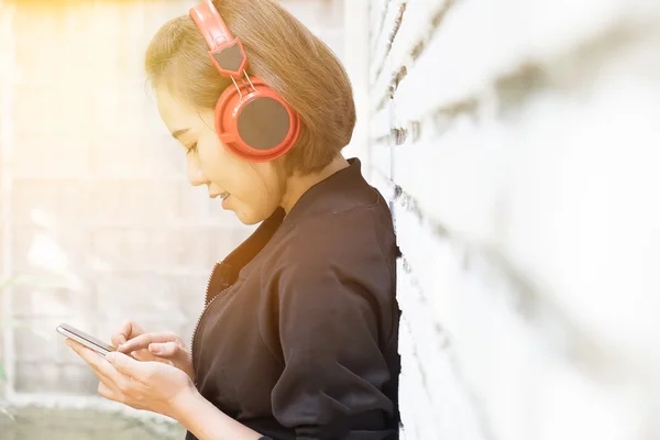 Retrato de una chica feliz escuchando música en línea — Foto de Stock