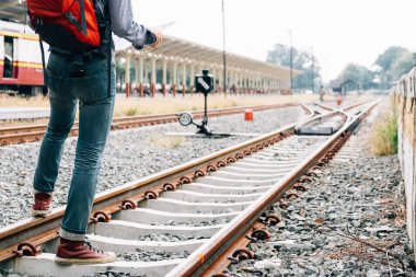 Sırt çantası ve harita üzerinde tren istasyonunda tren ile seyahat