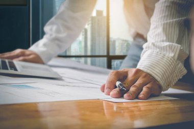 Belgeler ve fikirleri ile toplantıda iş ortakları