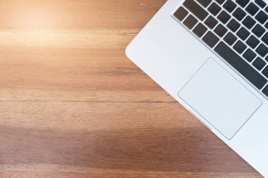 Dizüstü bilgisayar ile ofis resepsiyon masası. Kopya alanı ile Üstten Görünüm